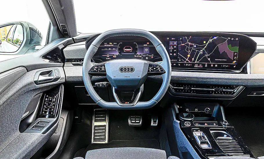 Blick auf die Armaturen im Innenraum des Audi A6 e-tron.