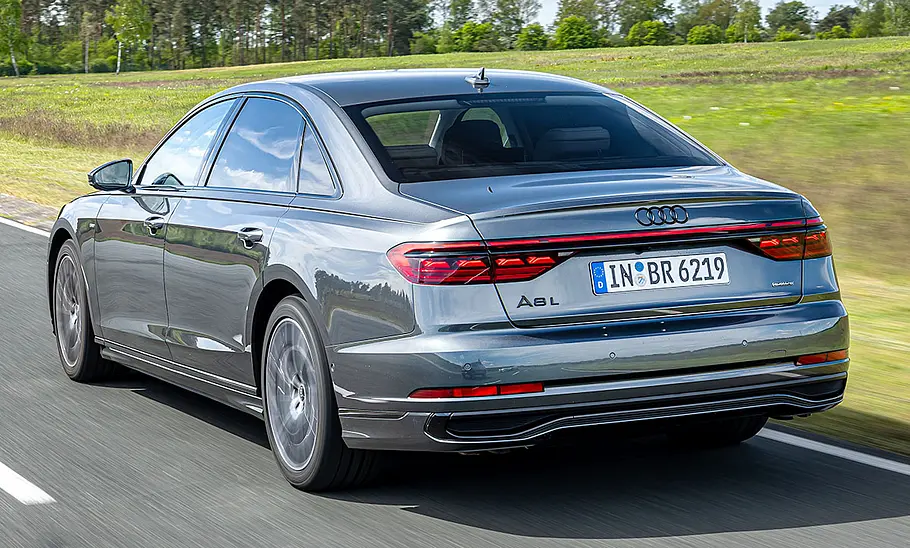 Audi A8 L; fahrend von hinten links