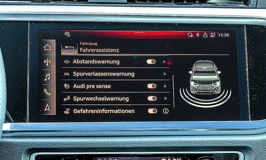 Blick auf den Mittenbildschirm im Innenraum des Audi Q3 Sportback.