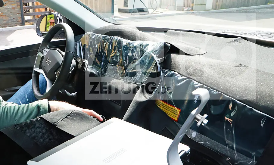 Das Armaturenbrett des Audi Q7 (2025), durch die rechte Tür fotografiert.
