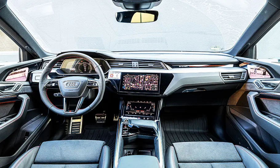Das Cockpit des Audi Q8 e-tron Dakar Edition.
