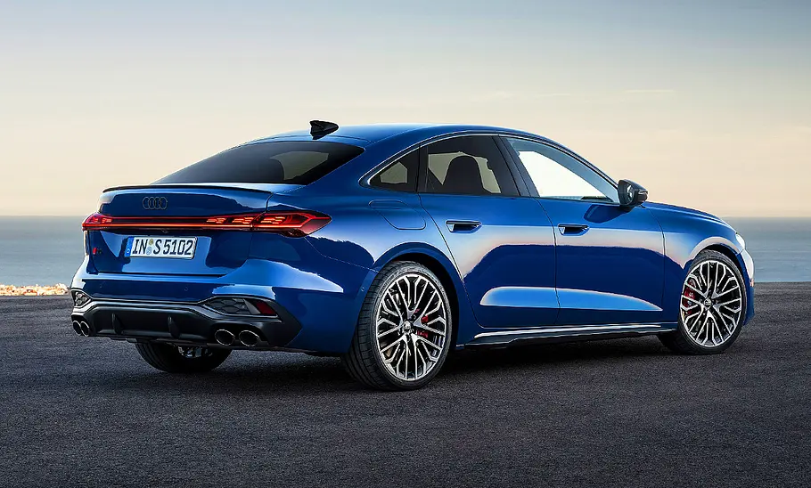 Audi S5 Sportback (2024); Außenansicht; stehend; Fließhecklimousine; Heckansicht