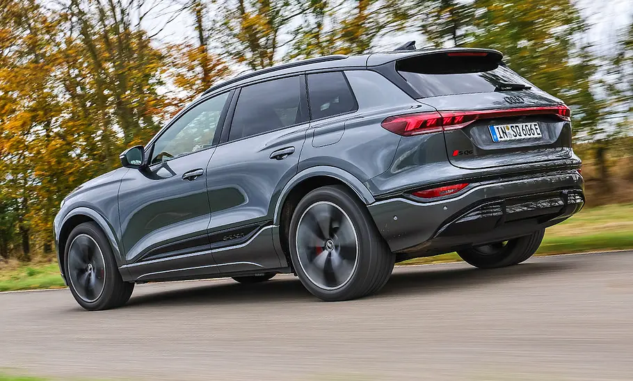 Audi SQ6 e-tron fährt auf asphaltierter Straße, fotografiert von links.