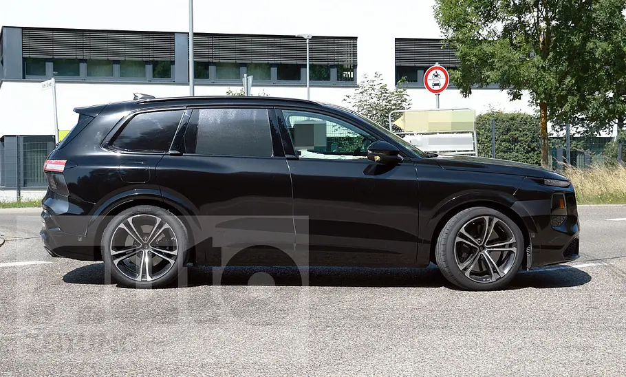 Audi SQ7 (2026) Der Audi SQ7 (2026) biegt als Erlkönig auf eine Landstraße ein, von rechts fotografiert.