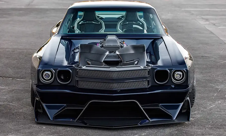 Der Chevrolet Chevelle Blazin Rodz Doughboy statisch von vorne fotografiert, die Motorhaube fehlt.