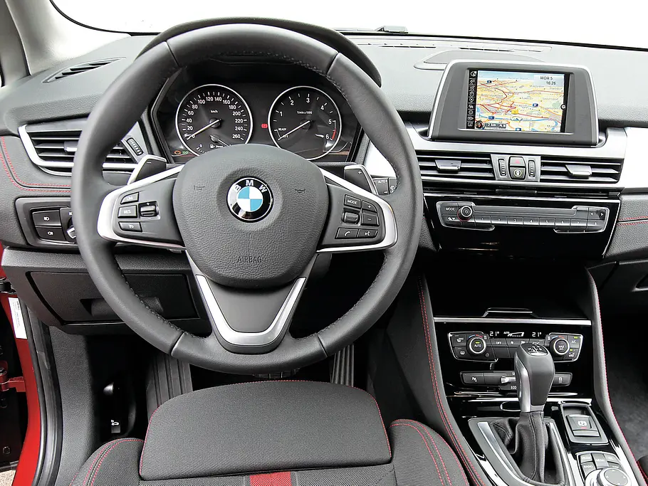 BMW 218d Active Tourer SUV Van Vergleichstest Cockpit Innenraum