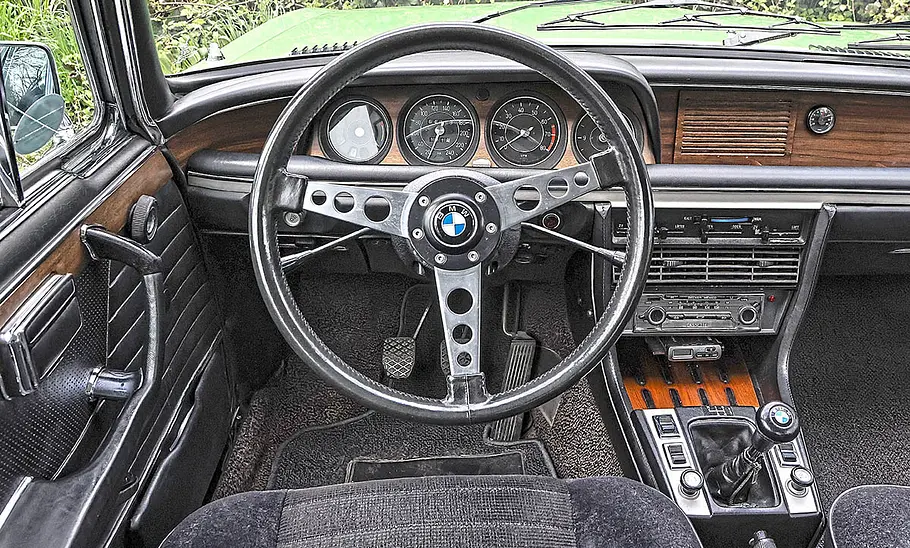 Das Cockpit des BMW 2.5 CS.