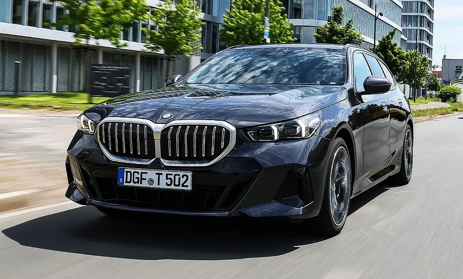 BMW 5er Touring; fahrendes Auto; Außenansicht; Frontansicht