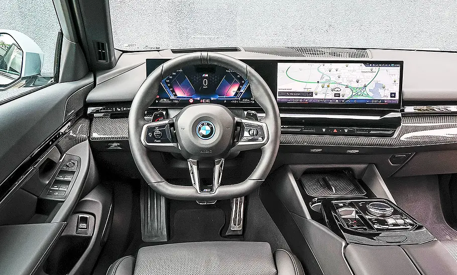 Blick auf die Armaturen im Innenraum des BMW 530e Touring.