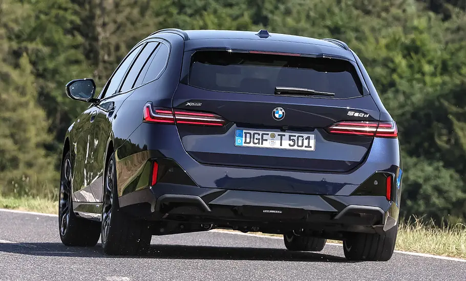 BMW 5er Touring; fahrend von hinten