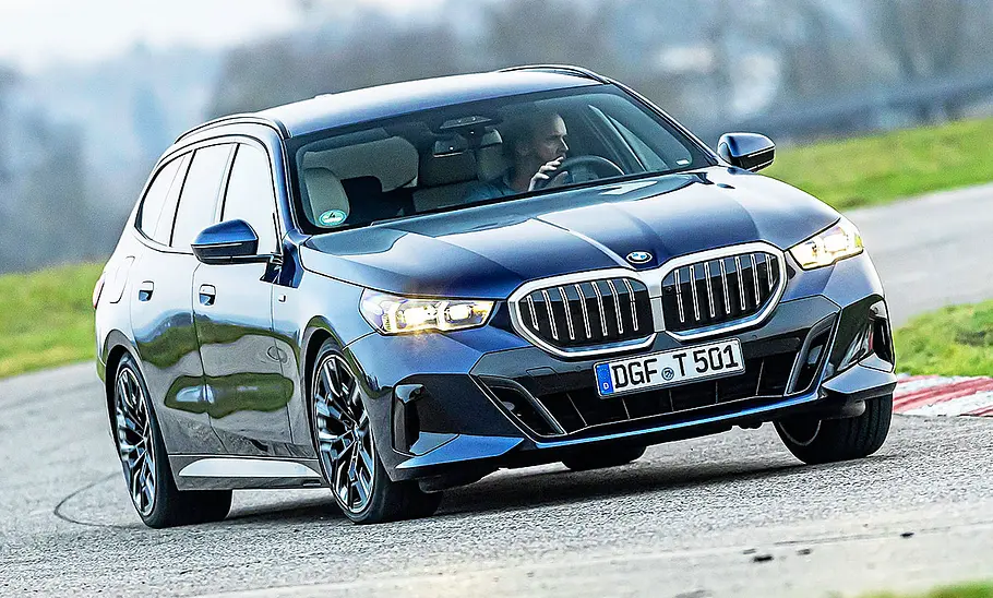 Blick von schräg vorne auf den fahrenden BMW 5er Touring.