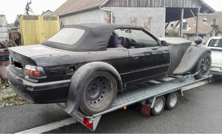 BMW E36 Cabrio: Tuning zum Gangstermobil BMW 3er-Cabrio-Umbau auf einem Anhänger, fotografiert von schräg hinten.