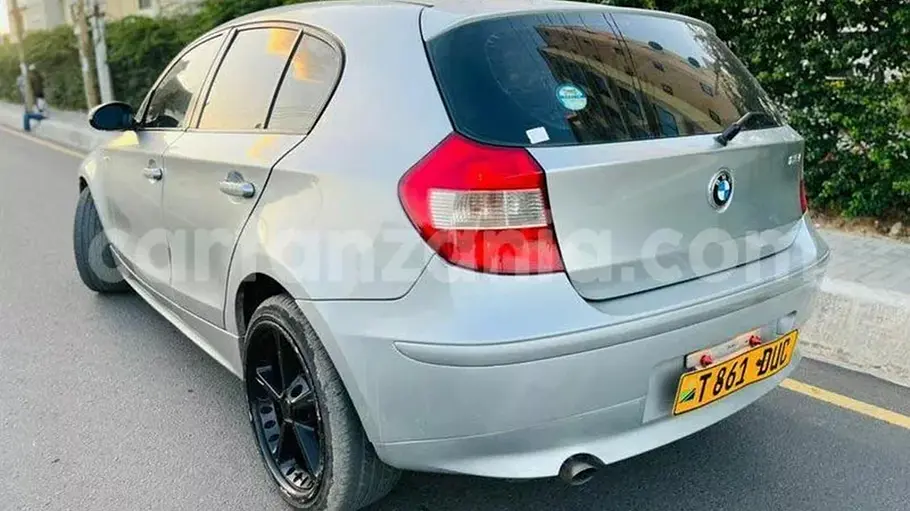 Ansicht der Heckklappe des getunten BMW 1er, die nicht sauber eingepasst ist.