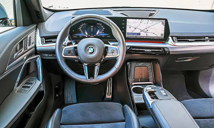 BMW iX1 Blick auf die Armaturen im Innenraum des BMW iX1.
