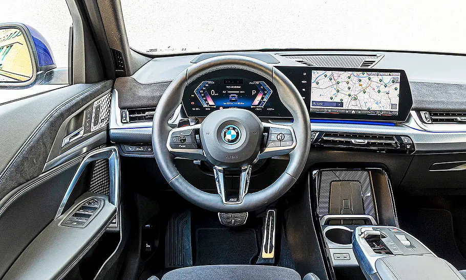 Blick auf die Armaturen im Innenraum des BMW iX2.