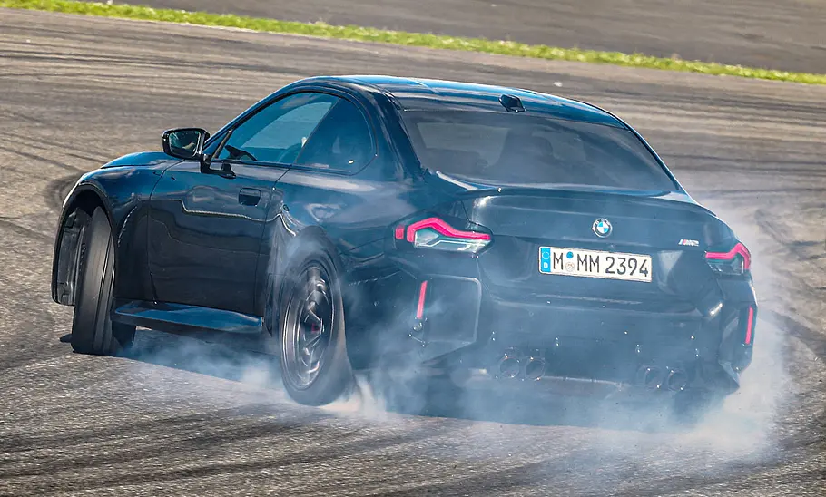 BMW M2; im Drift von hinten