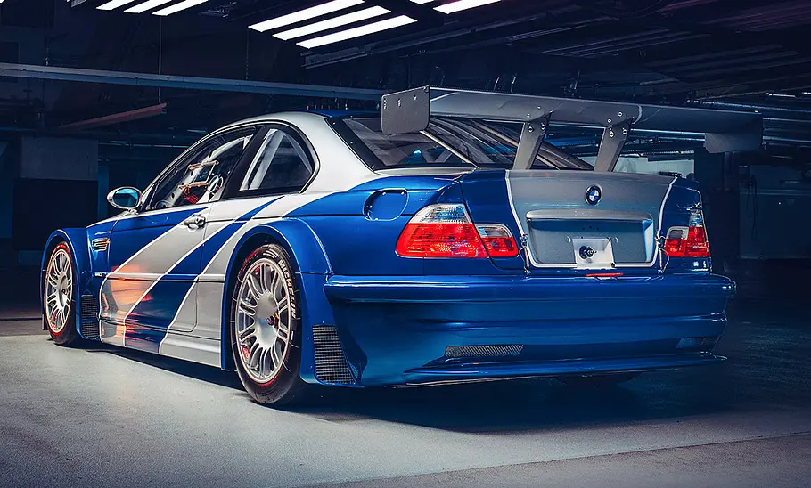 BMW M3 GTR (E46) mit Need for Speed Most Wanted-Folierung, von hinten links fotografiert.