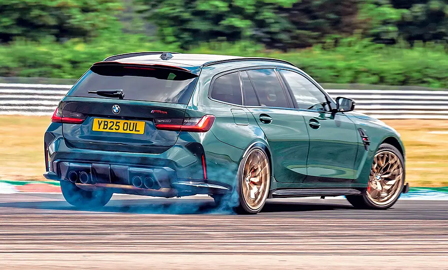 BMW M3 CS Touring (2025) fährt auf der Rennstrecke, Ansicht von hinten rechts.