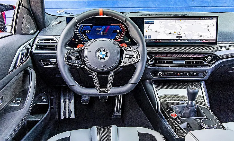 Blick auf die Armaturen im Innenraum des BMW M4.