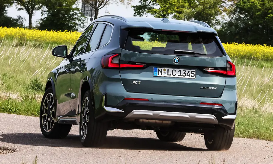 BMW X1 BMW X1; Außenansicht, fahrendes Auto, SUV, Heckansicht