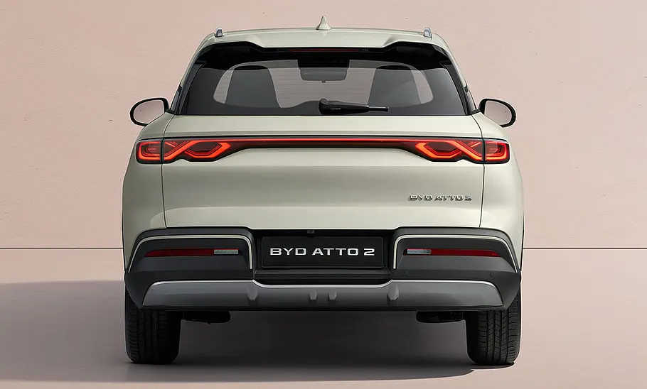 BYD Atto 2 (2025) BYD Atto 2 (2025) vor einfarbigem Studiohintergrund, Ansicht von hinten.