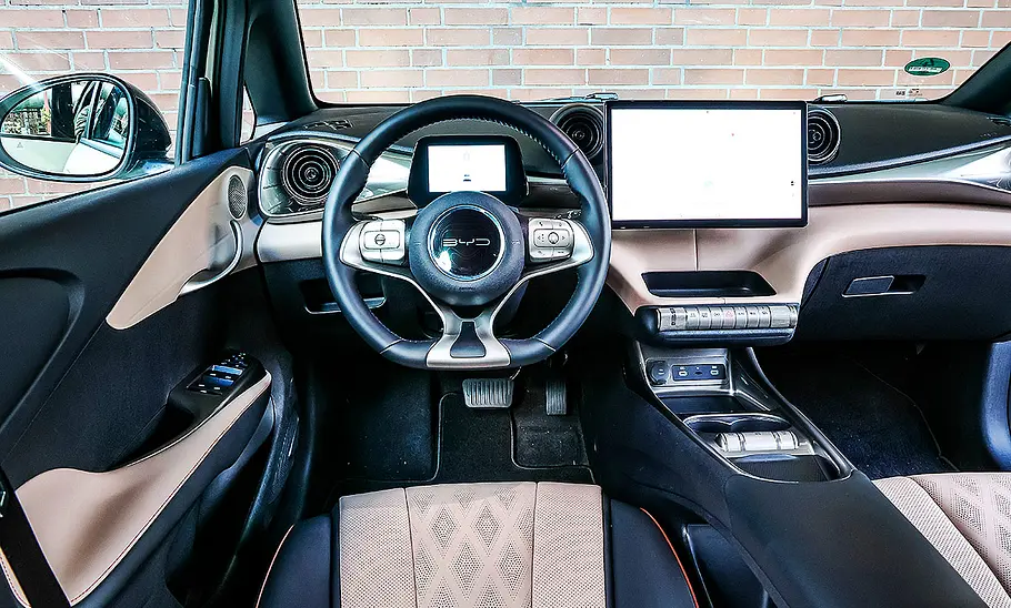 Blick auf die Armaturen im Innenraum des BYD Dolphin.
