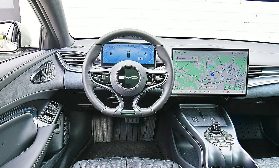 Blick auf die Armaturen im Innenraum des BYD Seal.