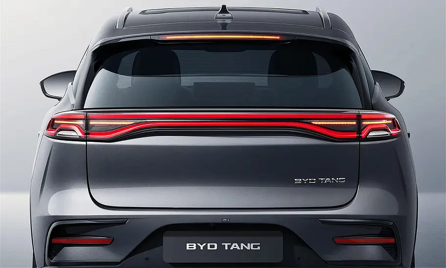 BYD Tang Facelift (2024) Der BYD Tang Facelift (2024) statisch von hinten fotografiert.