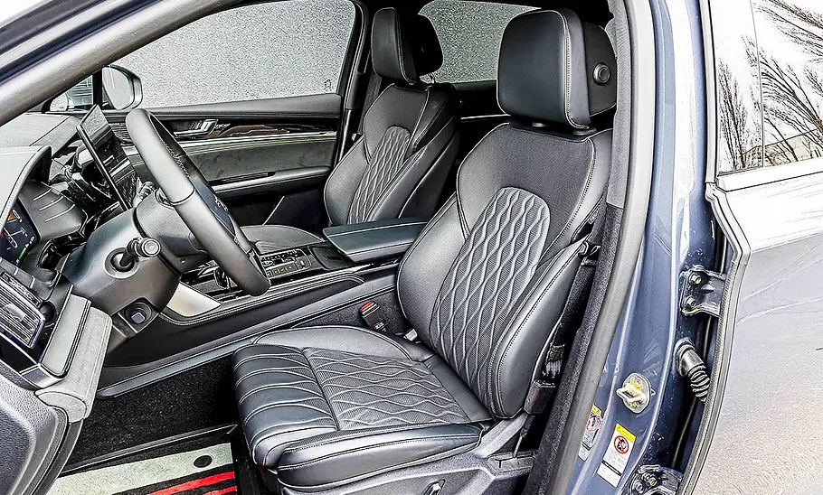 Blick auf die Vordersitze im Innenraum des BYD Tang.