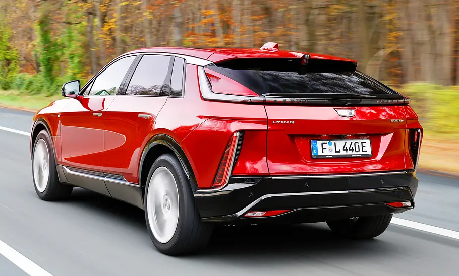 Heckansicht des Cadillac Lyriq (2024) während der Fahrt.