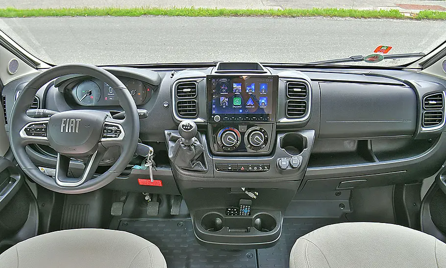 Das Bild zeigt das Cockpit des Corigon CV 60 D (2025).