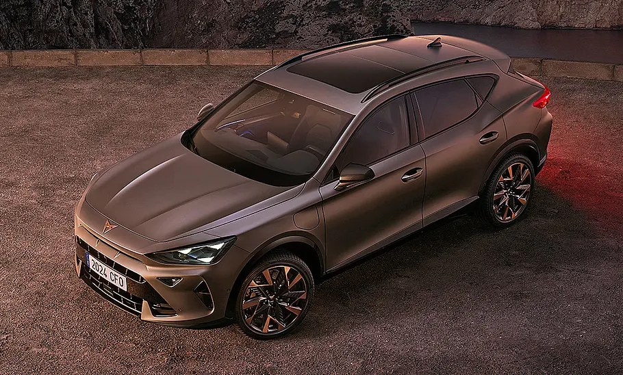 Blick aus einer erhöhten Position von schräg vorne auf das Cupra Formentor Facelift (2024).