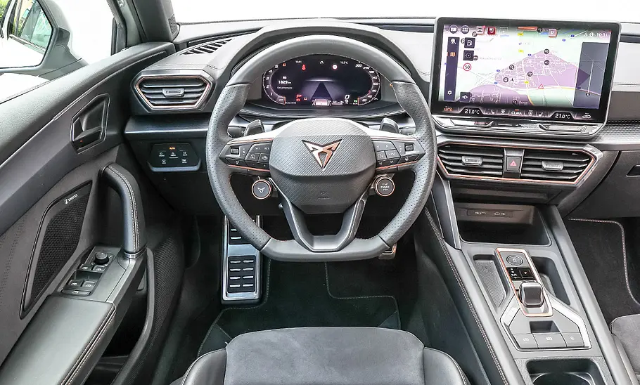 Das Cockpit des Cupra Leon Sportstourer 2.0 TDI.