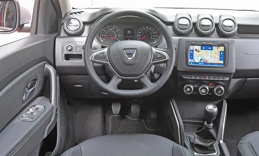 Das Cockpit des Dacia Duster (2018).