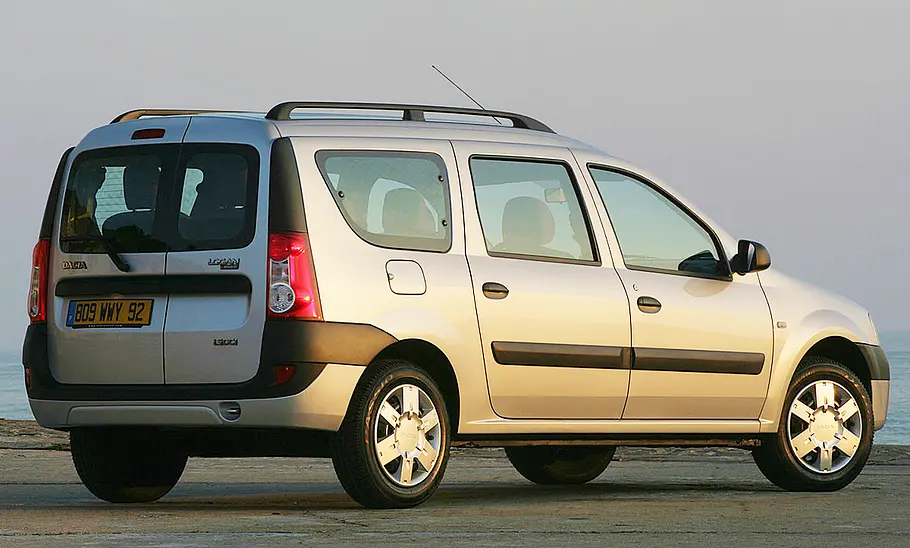 Der Dacia Logan MCV stehend von hinten fotografiert.