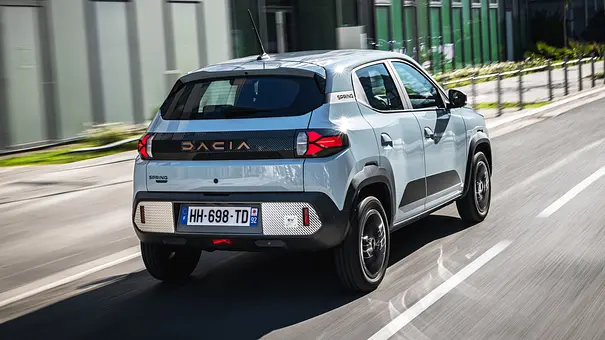 Die fahrdynamische Aufnahme zeigt den Dacia Spring (2026) von schräg hinten. - Foto: Dacia Die fahrdynamische Aufnahme zeigt den Dacia Spring (2026) von schräg hinten. - Foto: Dacia