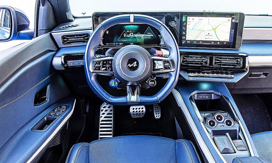 Blick auf die Armaturen im Innenraum des Alpine A290 GT.