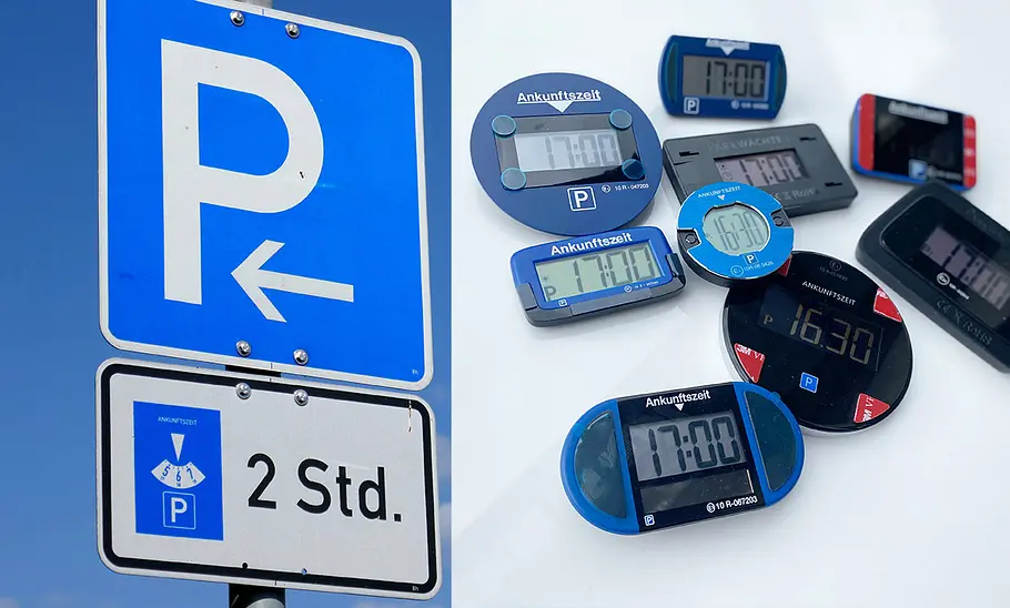 Parkschild in zeitbegrenzter Zone und neun elektronische Parkscheiben auf Motorhaube.