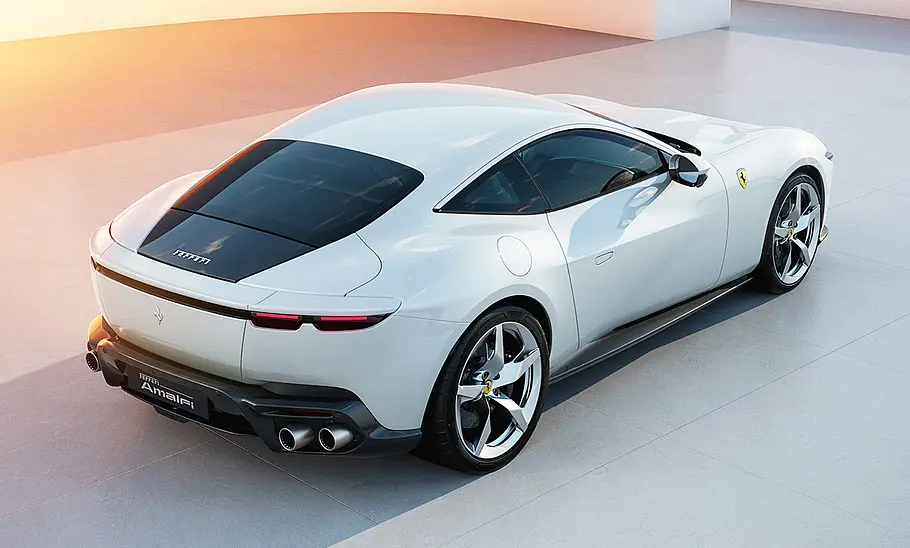 Ferrari Amalfi (2025) Der Ferrari Amalfi (2025) steht auf gefliestem Boden vor einem Haus, von hinten rechts fotografiert.