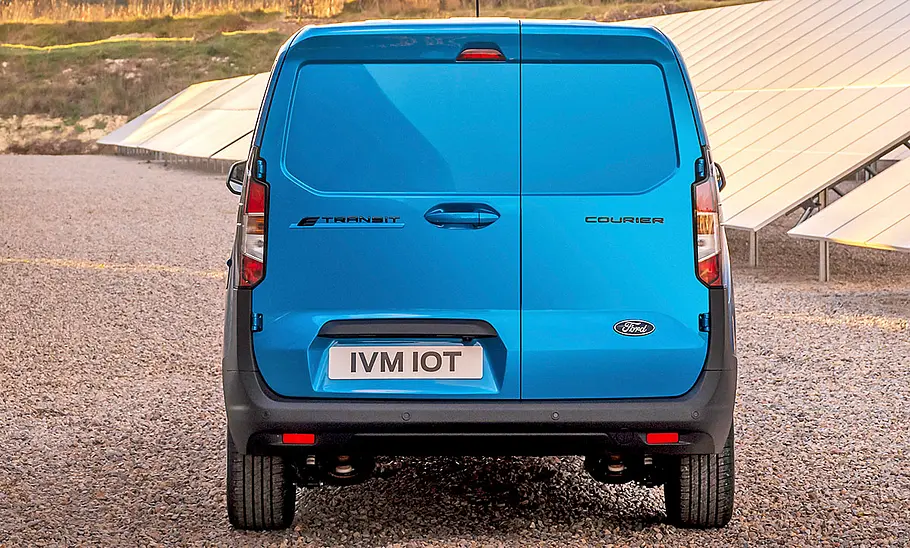 Der Ford E-Transit Courier (2025), statisch von hinten fotografiert.