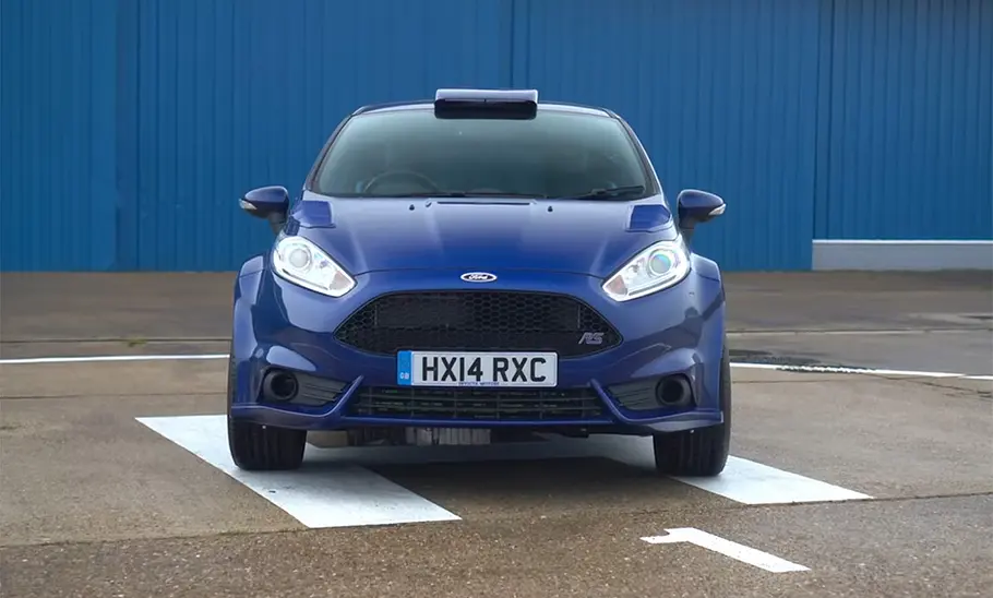 Ford Fiesta RS vor einem Hangar, fotografiert von vorne.