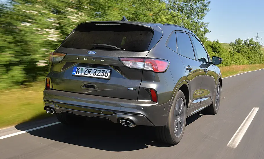 Ford Kuga (2019) Der Ford Kuga (2019) fährt auf einer Landstraße, von hinten rechts fotografiert.