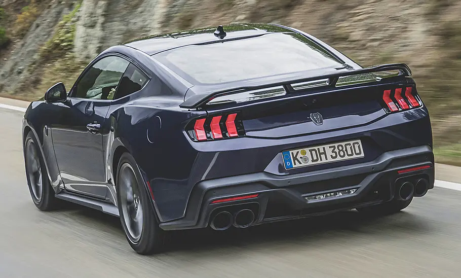 Ford Mustang Dark Horse (2024) Ford Mustang Dark Horse (2024) fahrend, von hinten