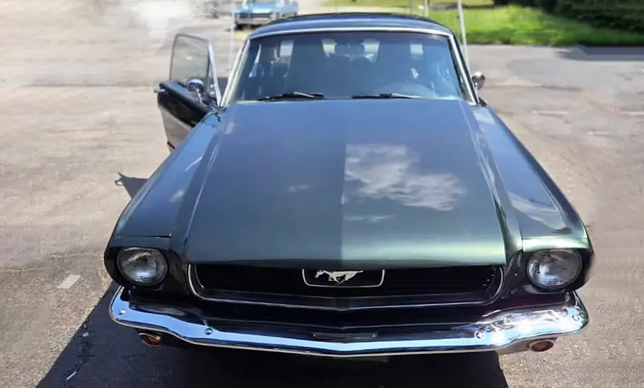 Restomod-Mix aus Ford Mustang und Porsche 911 in einer Einfahrt, fotografiert von vorne.