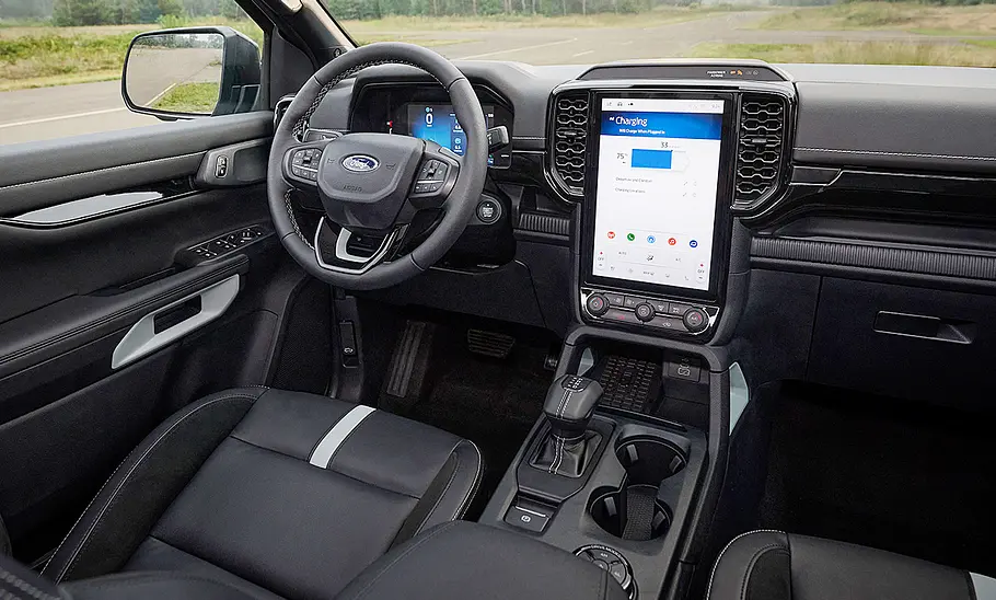 Das Cockpit des Ford Ranger Plug-in-Hybrid (2025).