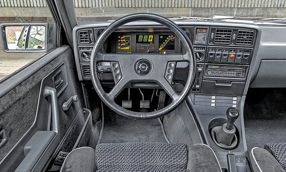 Opel Monza GSE Das Cockpit des Opel Monza GSE.