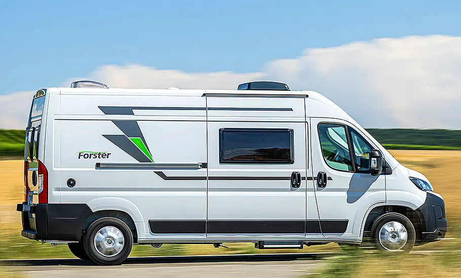 Neuer Forster Livin Up Pro FV 599 (2025) Die Außenaufnahme zeigt den Forster Livin Up Pro FV 599 (2025) fahrend von der Seite rechts fotografiert.