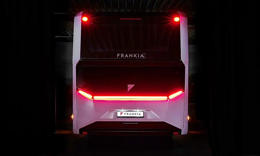 Heckansicht des Frankia Noctra Cruiser 7.6 (2025) im Dunkeln. Fokus liegt auf der Darstellung der Lichtsignatur am Heck des Wohnmobils.