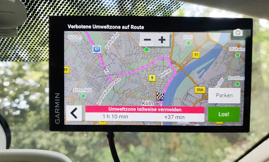 Navigationsgerät Garmin DriveSmart 66 MT-S, fotografiert an der Windschutzscheibe eines Autos.