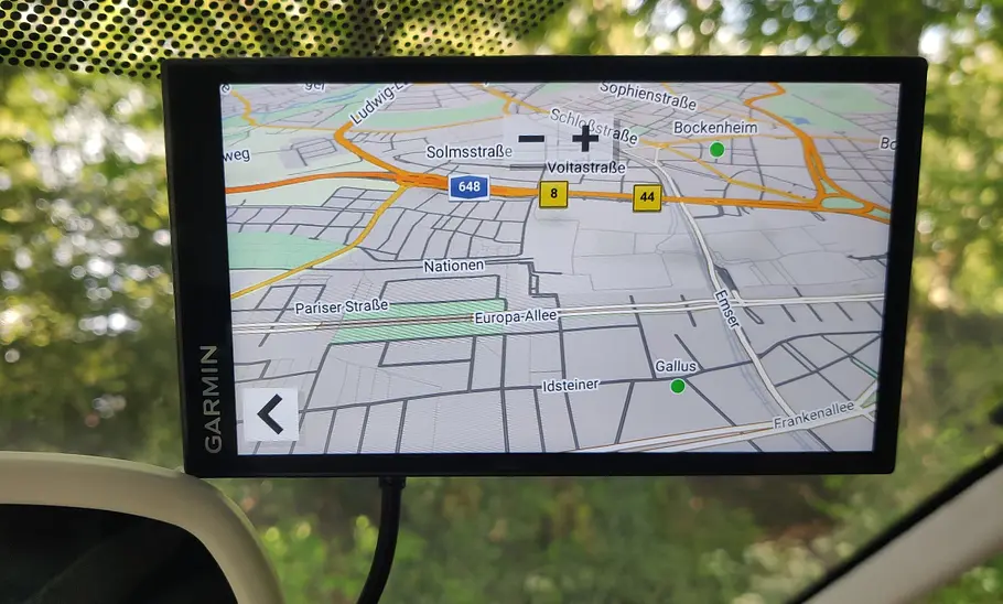 Kartenübersicht auf Garmin DriveSmart 66 MT-S, fotografiert an der Windschutzscheibe eines Autos.